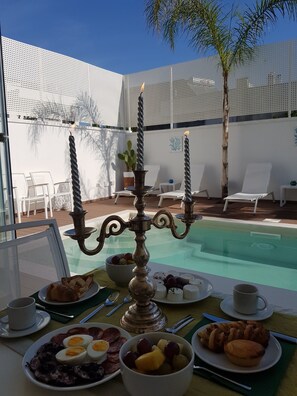 Bữa sáng buffet hàng ngày (25 EUR/mỗi người) 