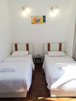 3 bedrooms, in-room safe, desk, iron/ironing board - Eden Seaview Condominium II (George Town)