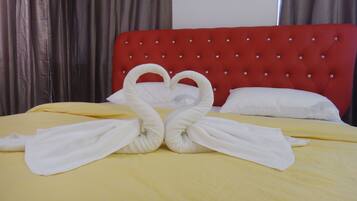 Apartamento, 3 habitaciones, vistas a la piscina | 3 dormitorios, caja fuerte, escritorio y tabla de planchar con plancha