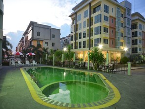 Una piscina al aire libre