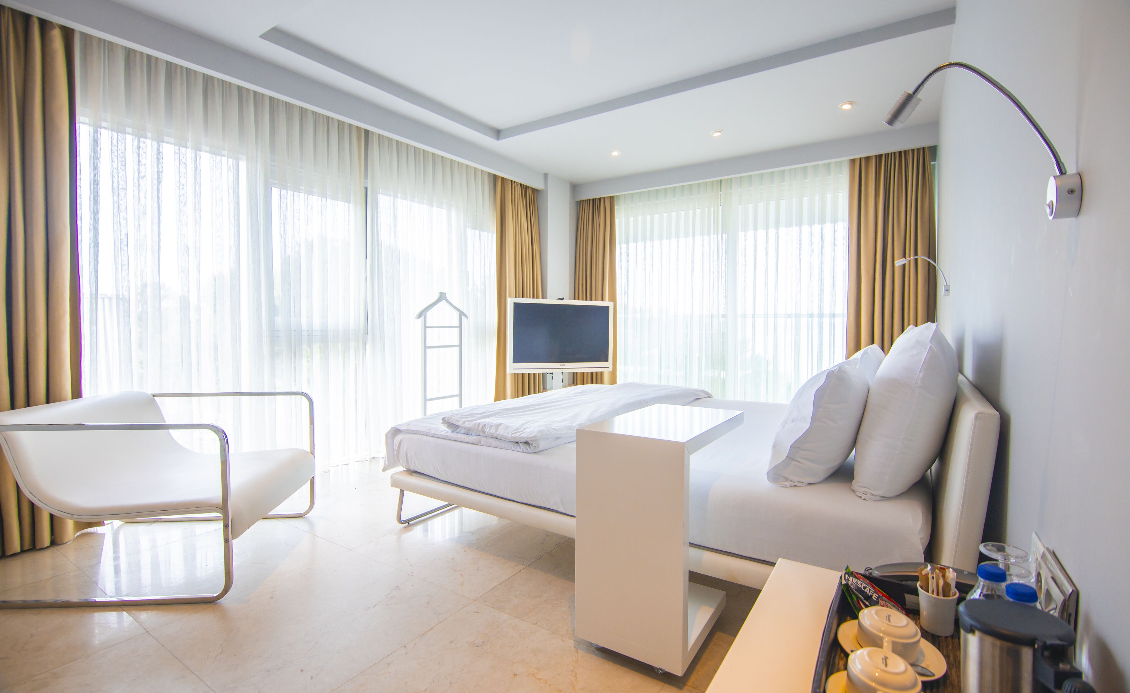 deluxe double room, sea view | minibar, in-room safe, desk, free wifi