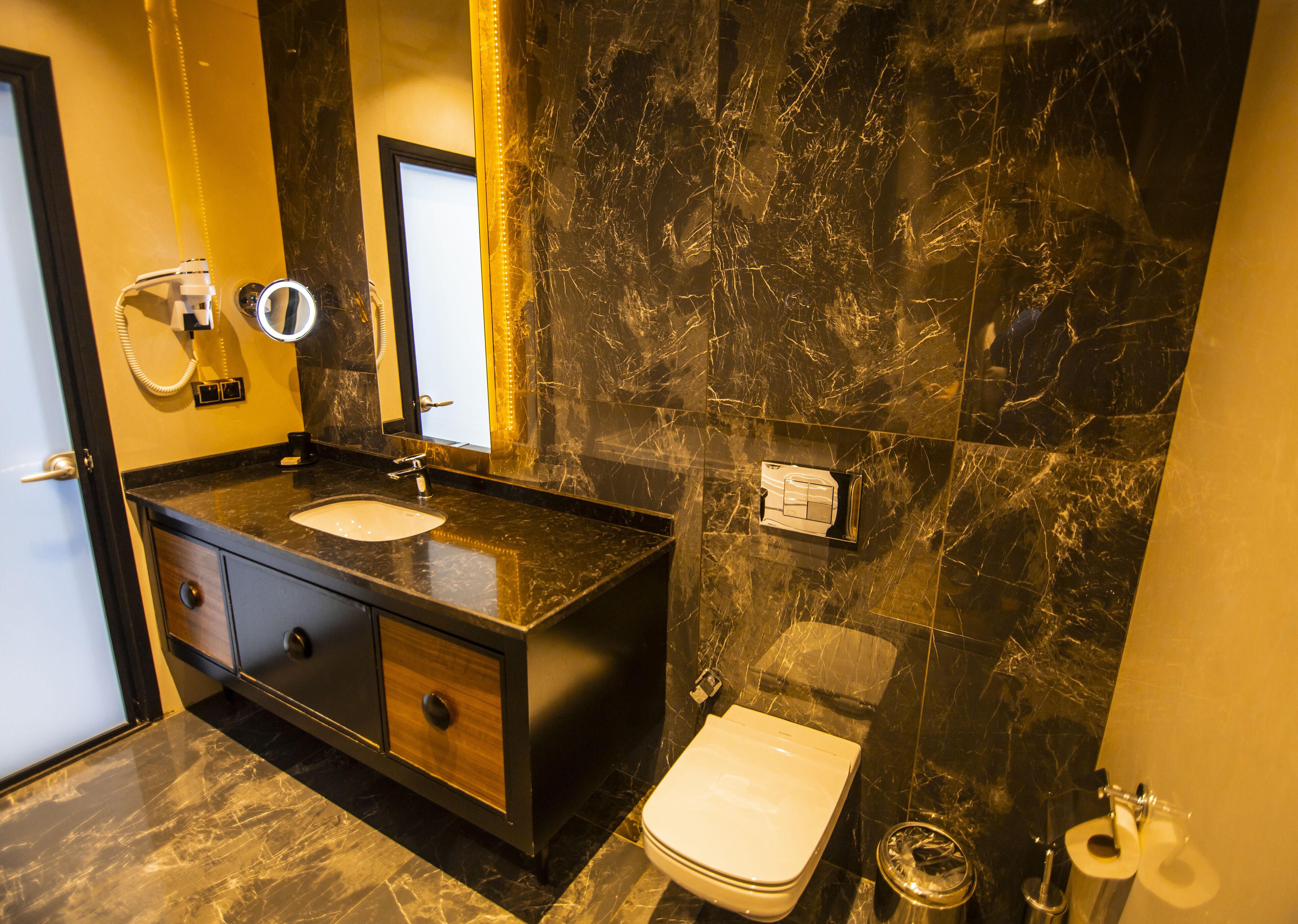 luxury room, 1 bedroom | minibar, in-room safe, desk, free wifi