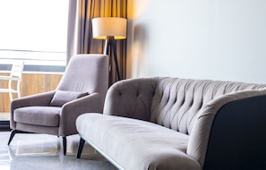 Luxe kamer, 1 slaapkamer | Woonruimte | Lcd-televisie