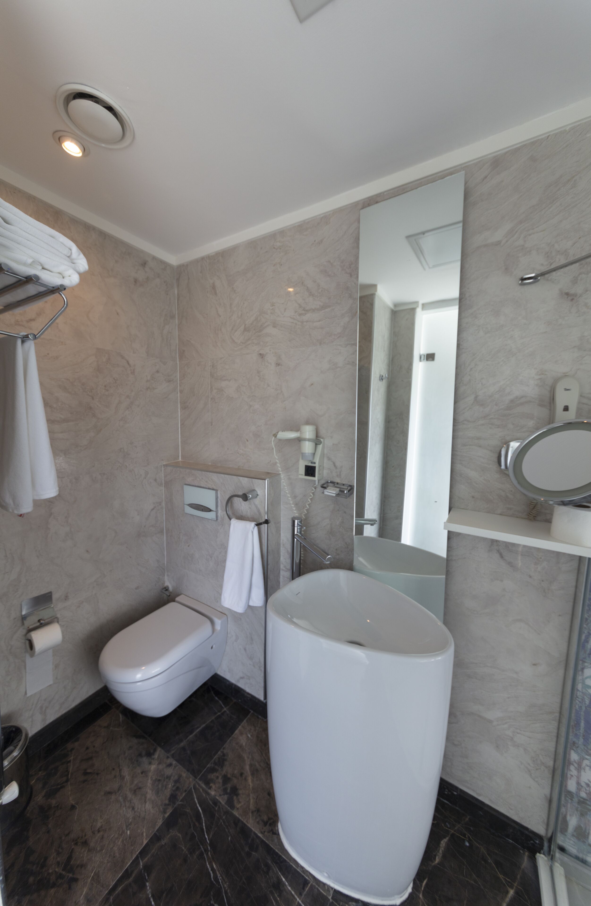 Un bagno moderno con servizi igienici, bidet e una grande vasca da bagno.