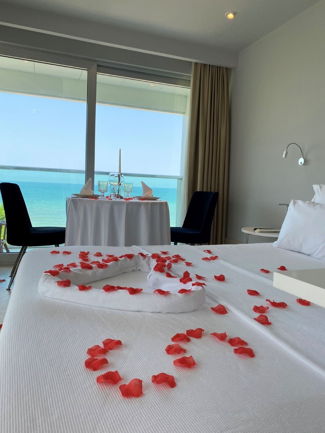 deluxe double room, sea view | minibar, in-room safe, desk, free wifi