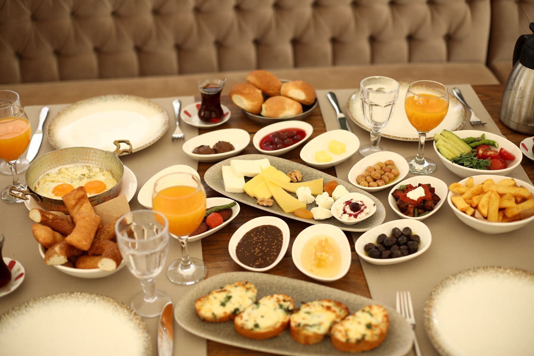 3 restaurants, breakfast served