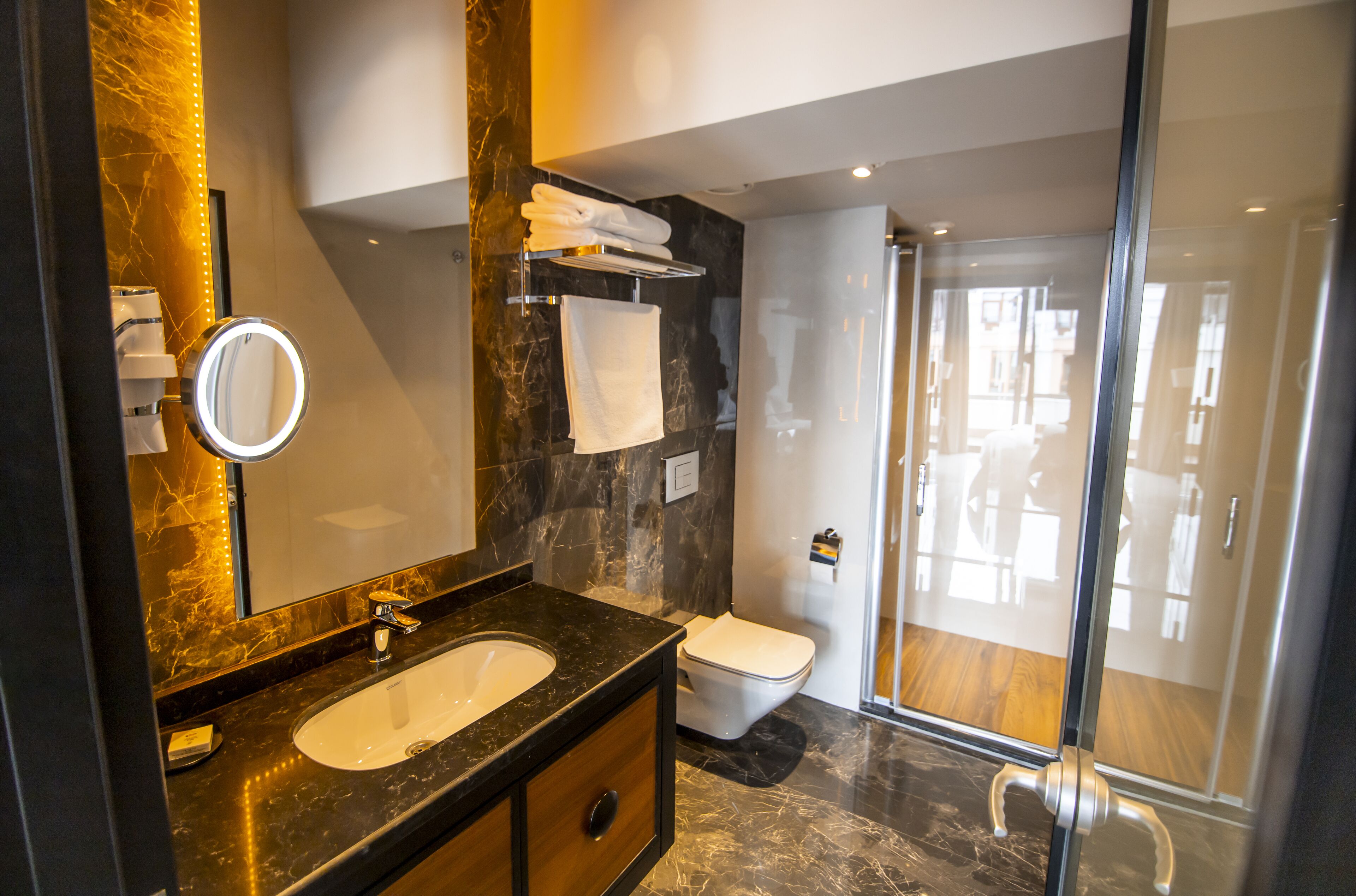 luxury room, 1 bedroom | bathroom | free toiletries, hair dryer, bathrobes, slippers