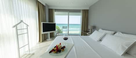 Habitación Deluxe doble, vistas al mar | Minibar, caja fuerte, escritorio y wifi gratis