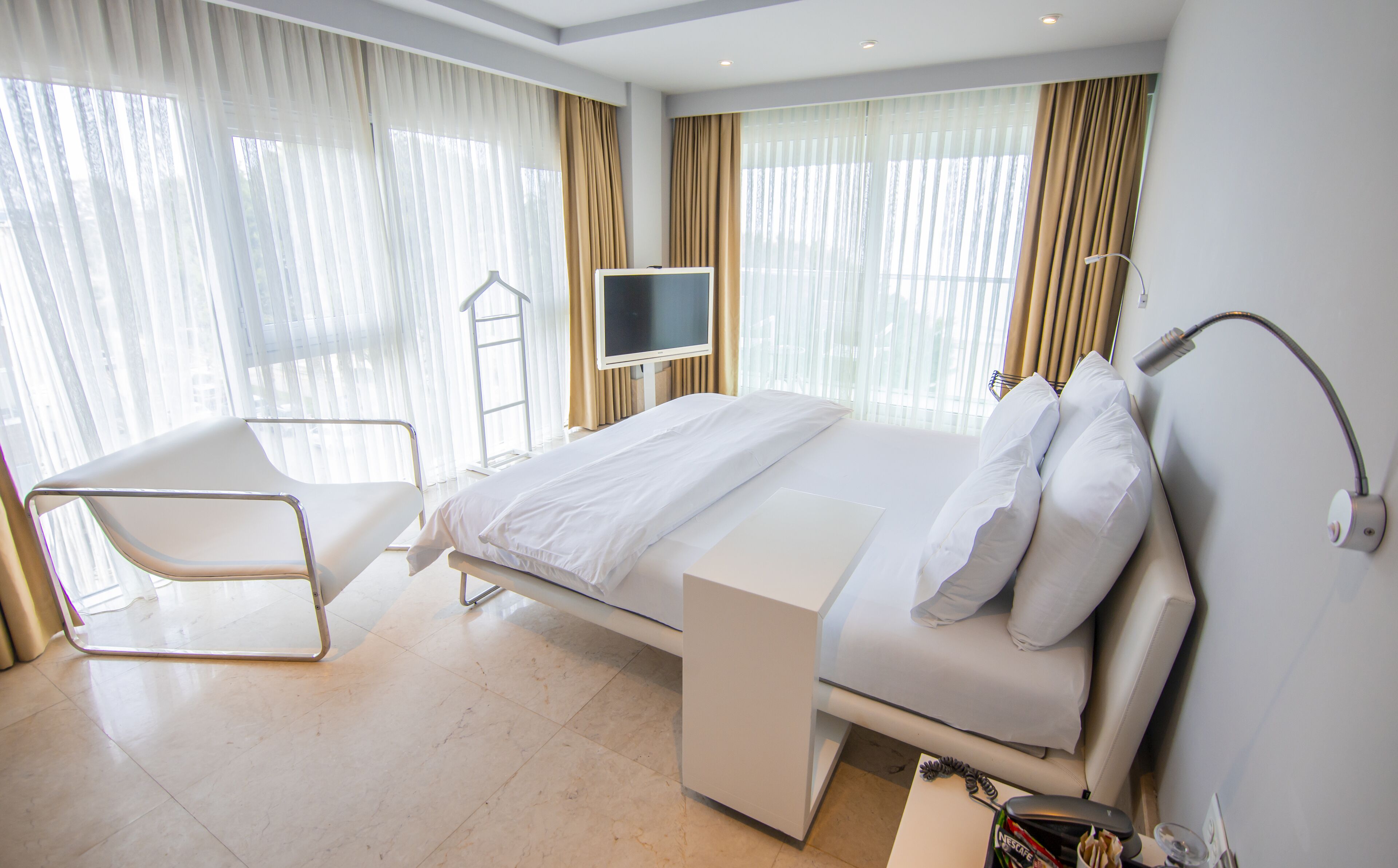 deluxe double room, sea view | minibar, in-room safe, desk, free wifi