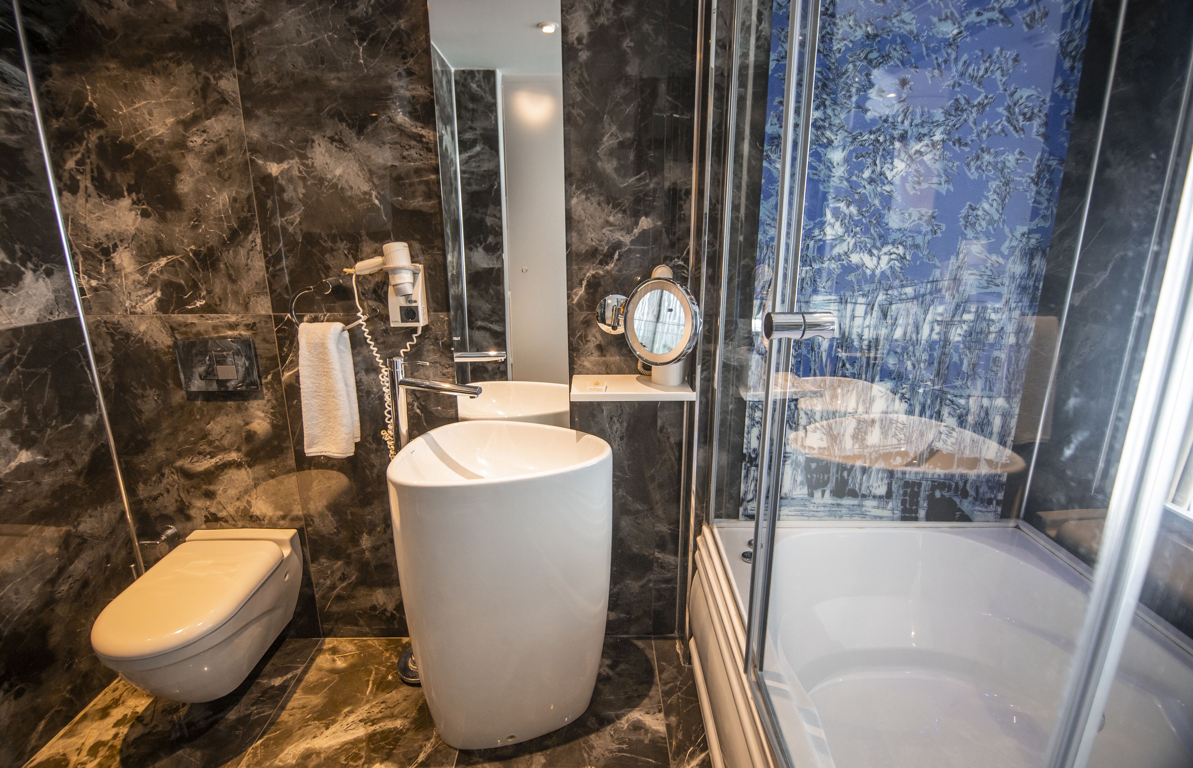 deluxe double room, sea view | bathroom | free toiletries, hair dryer, bathrobes, slippers