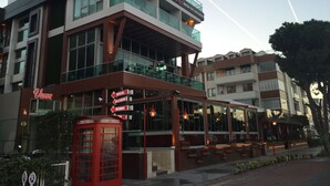 Un edificio moderno con un llamativo letrero 'Venn', que indica un restaurante.