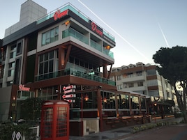 Fachada de la propiedad por la tarde o noche