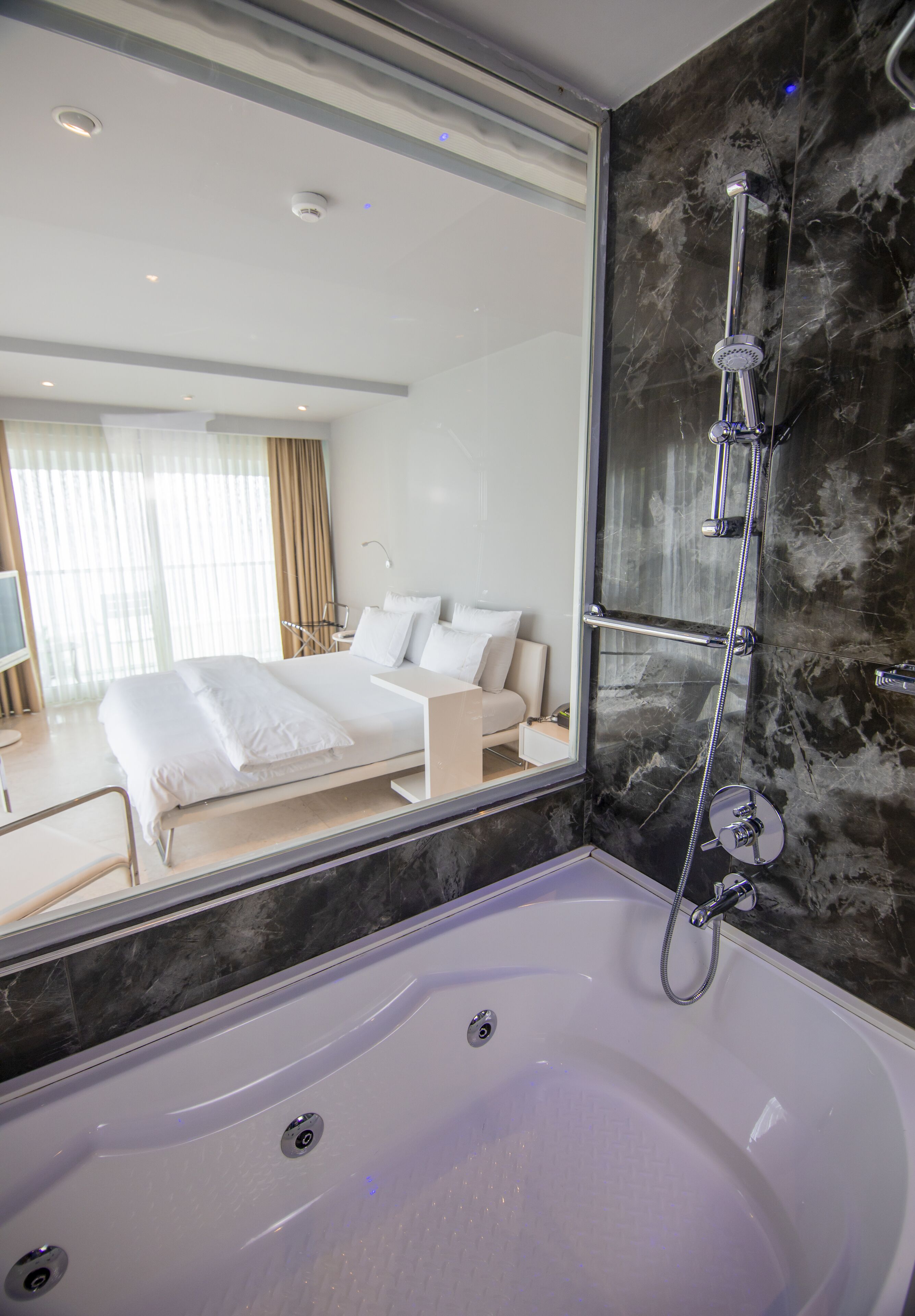 deluxe double room, sea view | minibar, in-room safe, desk, free wifi