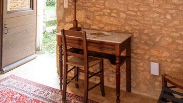 Chambre Double Luxe, salle de bains attenante, vue cour intérieure