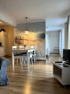 Apartment, Private Bathroom | Dining