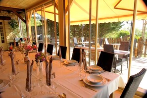 Lunch and dinner served, French cuisine - Logis Hôtel - Les Collines (Cublac)