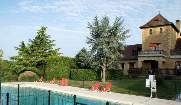 Piscine extérieure, chaises longues