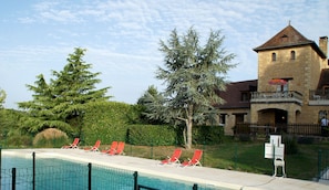Piscina externa, espreguiçadeiras