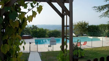 Piscine extérieure, chaises longues