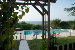Outdoor pool, sun loungers - Logis Hôtel - Les Collines (Cublac)