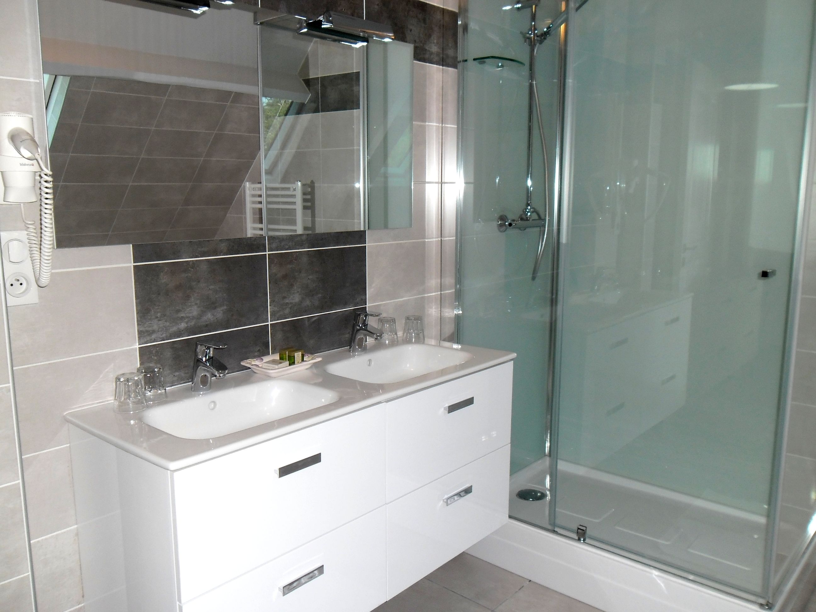 free toiletries, towels