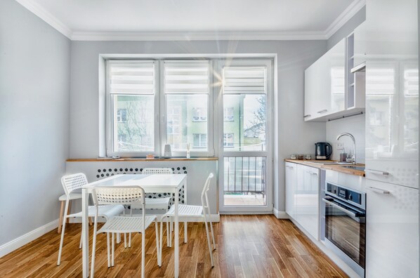 豪華公寓 (Kosciuszki 15 a) | 私人廚房 | 電冰箱、微波爐、電熱水壺、鍋具/餐盤/廚房用品