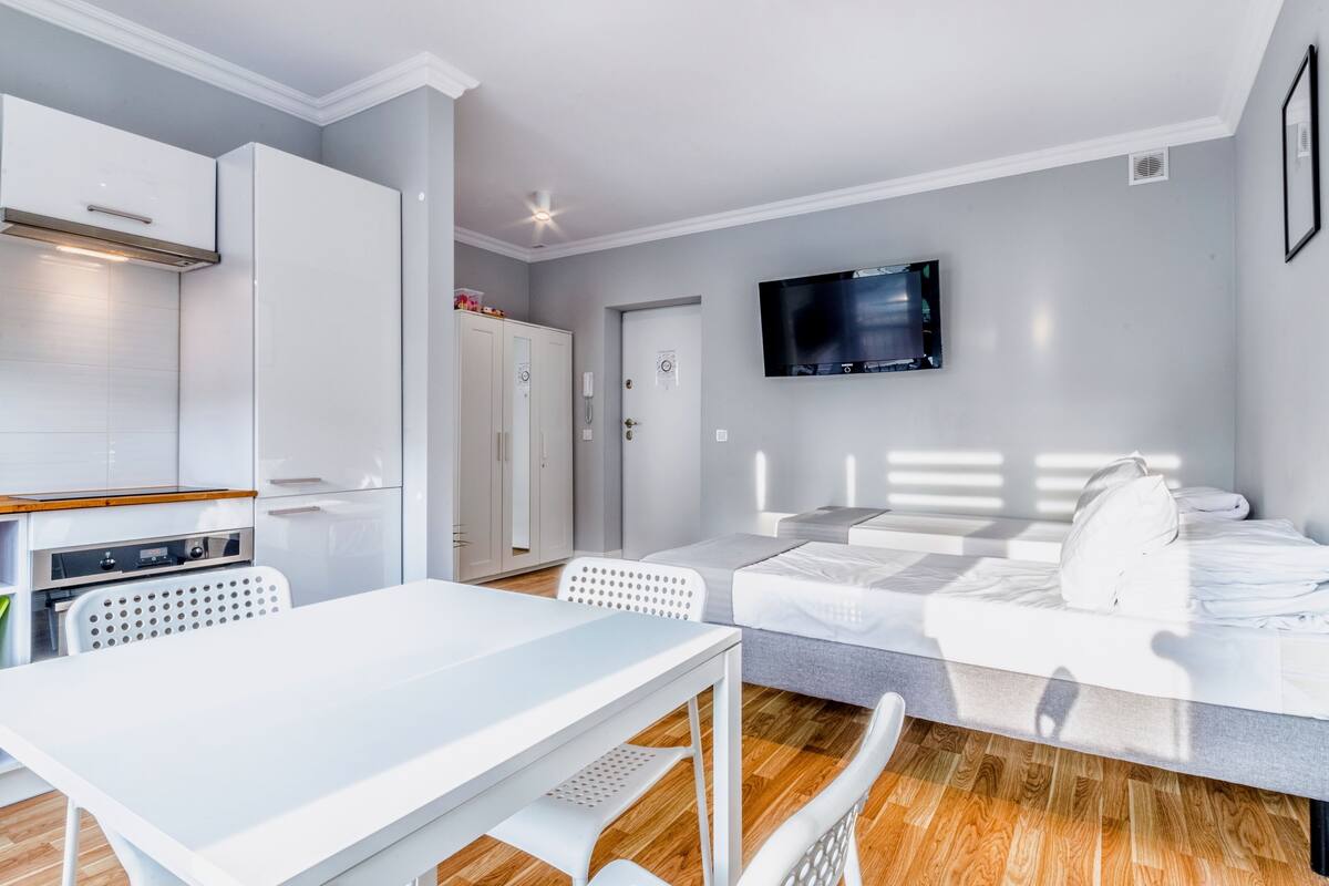 Deluxe Apartment (Kosciuszki 15 a) | Private kitchenette | Fridge, microwave, electric kettle, cookware/dishes/utensils