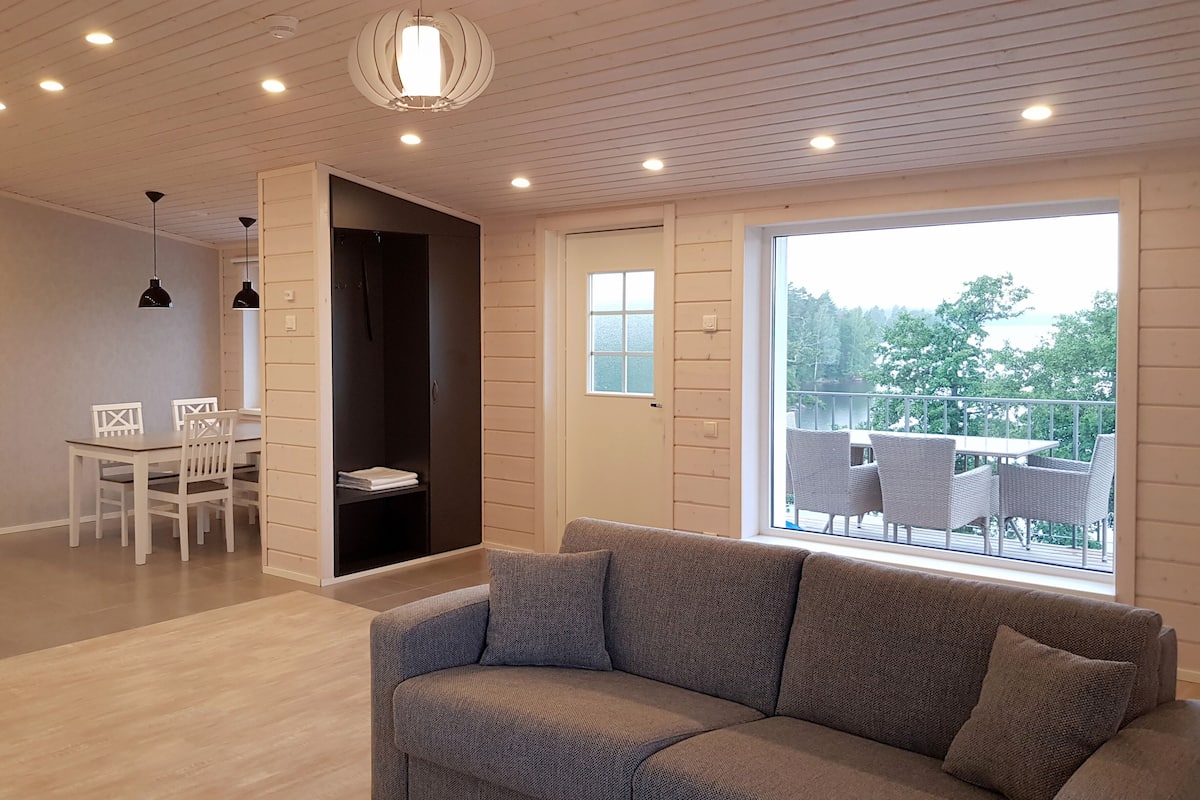 Comfort appartement | Woonruimte | Een 50-inch flatscreentelevisie met satellietzenders en een televisie