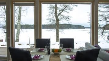 Comfort Villa, 1 Bedroom, Lake View | In-room dining