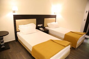 Minibar, in-room safe, desk, soundproofing - Hotel La Castle (Chennai)