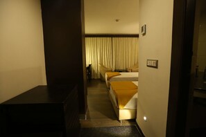 Minibar, in-room safe, desk, soundproofing - Hotel La Castle (Chennai)