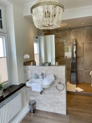 Kahden hengen superior-huone, oma kylpyhuone, osittainen merinäköala | Kylpyhuone