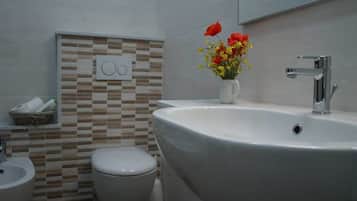 ฝักบัว, ของใช้ในห้องน้ำฟรี, ไดร์เป่าผม, โถสุขภัณฑ์แบบบิเดท์
