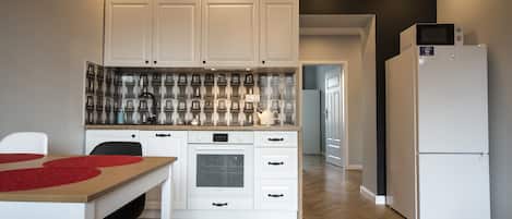 Family Apartment, 2 Bedrooms | Private kitchenette | Fridge, microwave, oven, stovetop