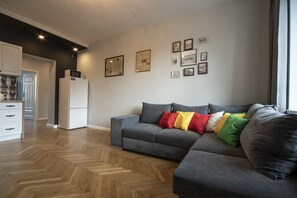 Apartemen Keluarga, 2 kamar tidur | Ruang keluarga | TV layar datar