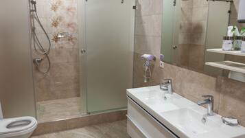 Suite | Bathroom | Shower, free toiletries, hair dryer, slippers
