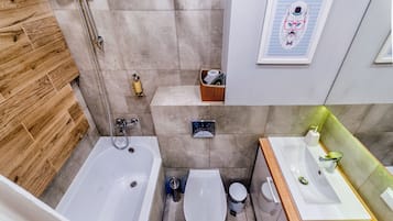 Deluxe Apartment | Deep-soaking bathtub