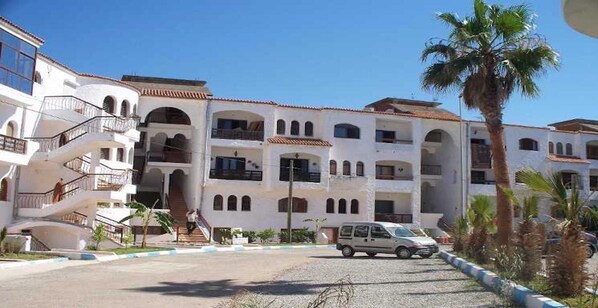 Apartment, 2 Bedrooms | Front of property
