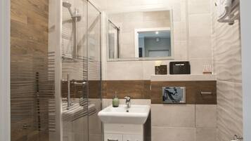 Apartment | Bathroom | Shower, free toiletries, hair dryer, towels