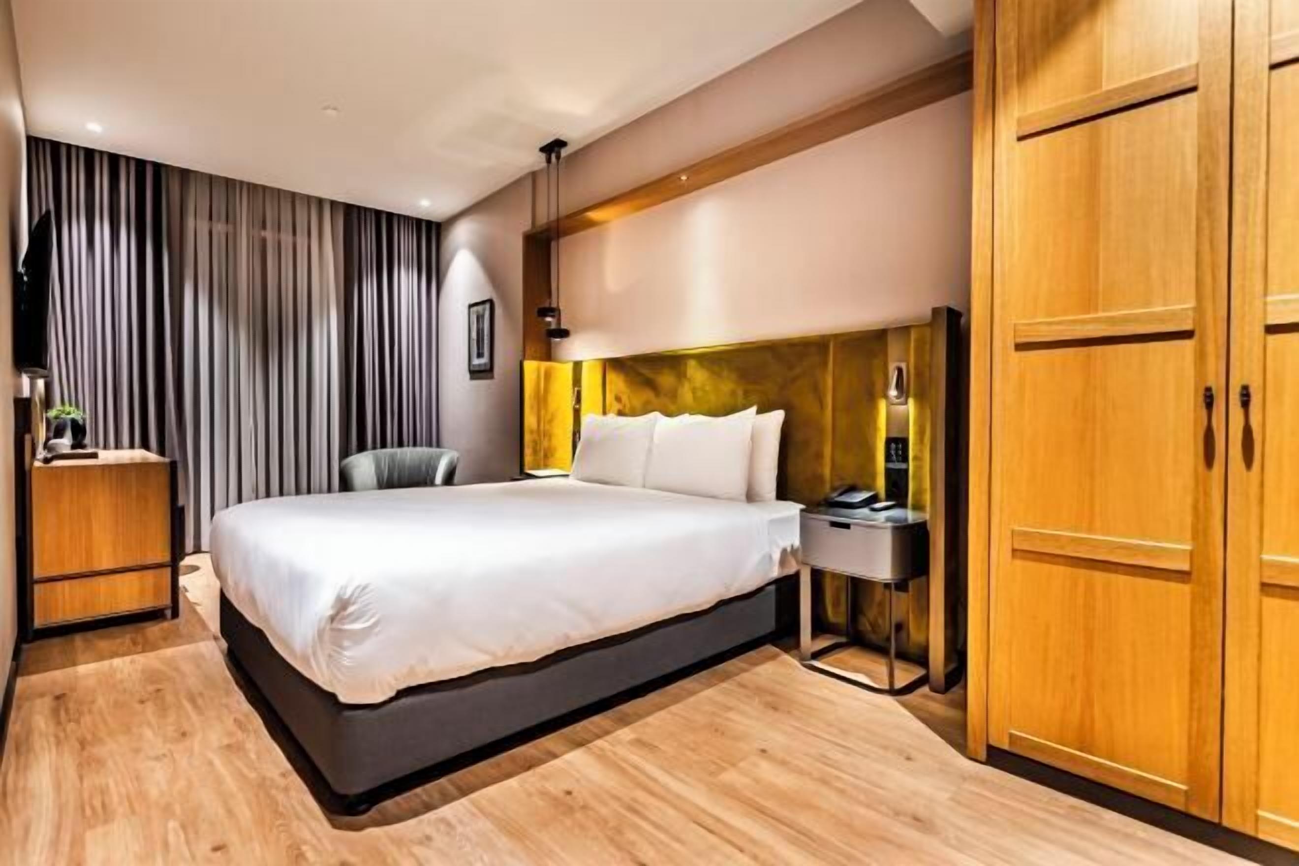 Premium bedding, minibar, in-room safe, desk