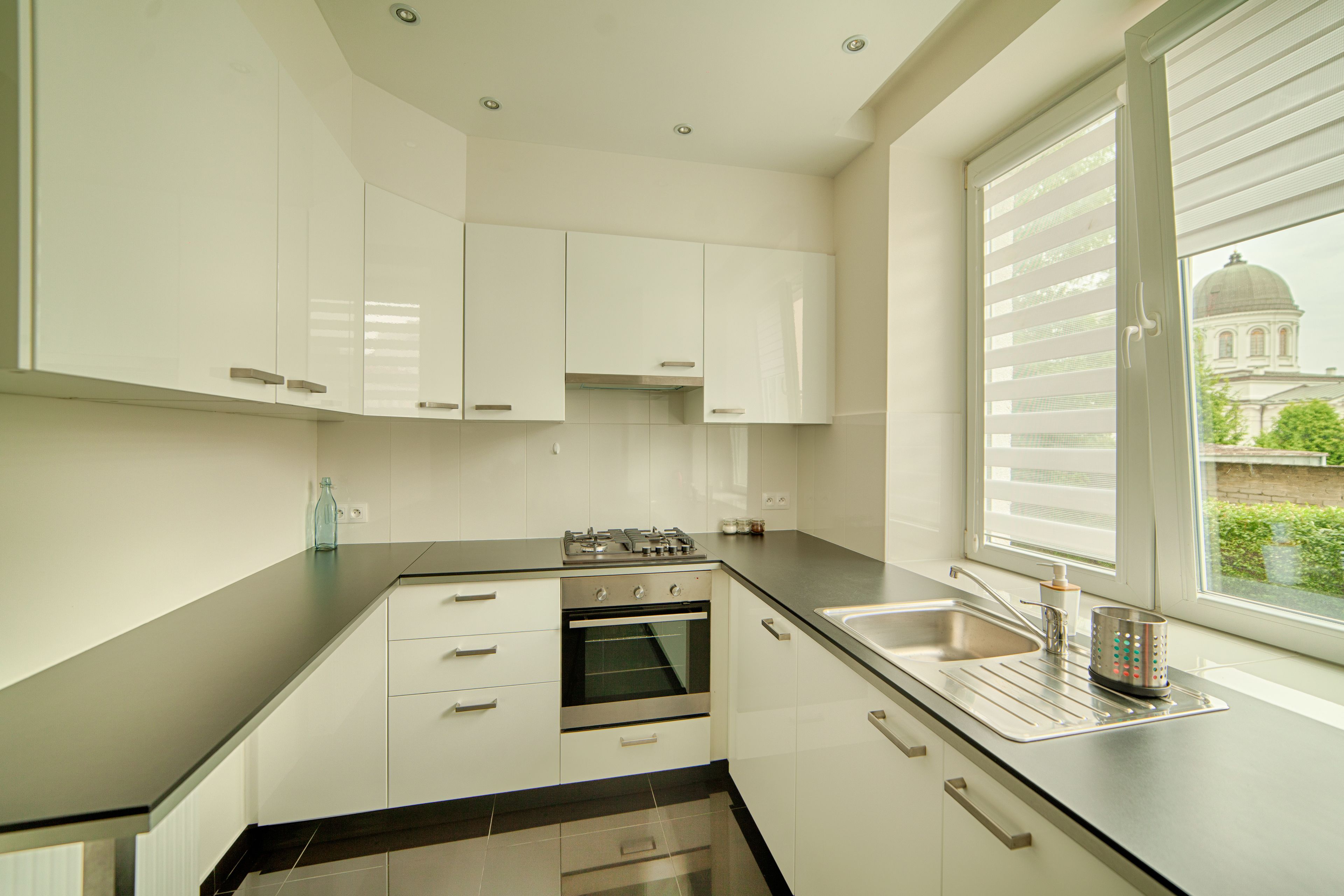 Suite Familiale, 2 chambres, cuisine, vue ville | Cuisine privée | Réfrigérateur, micro-ondes, four, plaque de cuisson