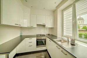 家庭套房, 2 間臥室, 廚房, 城市景觀 | 私人廚房 | 電冰箱、微波爐、烤箱、爐台