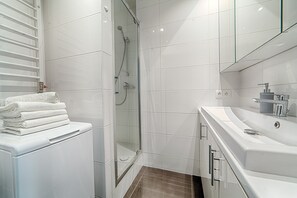 Family Suite, 2 Bedrooms, Kitchen, City View | Bathroom shower - Rint Centrum Grochowa (Bialystok)