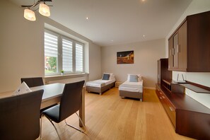 Suite familiale, 2 chambres, cuisine, vue sur la ville | 1 chambre, literie de qualité, fer et planche à repasser