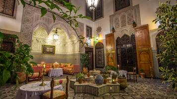 Menyajikan hidangan lokal dan internasional