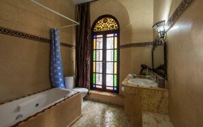 Double or Twin Room | Bathroom | Jetted bath, free toiletries, hair dryer, slippers - Riad Al Pacha (Fes)