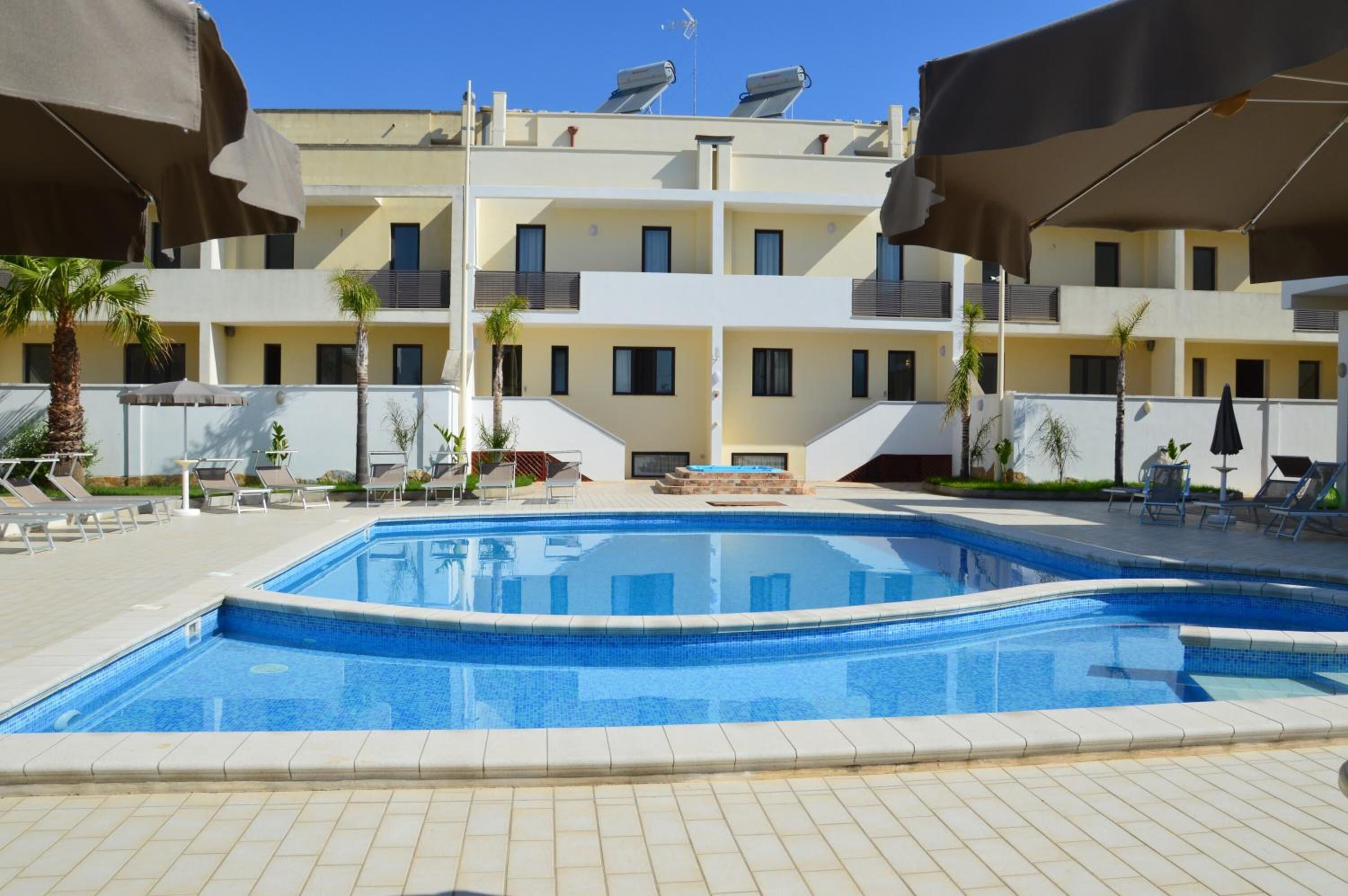 Piscina stagionale all'aperto, ombrelloni da piscina, lettini