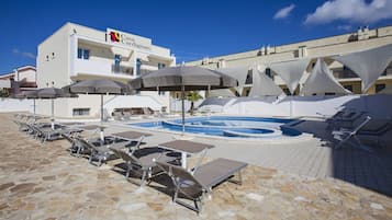 Piscina stagionale all'aperto, ombrelloni da piscina, lettini