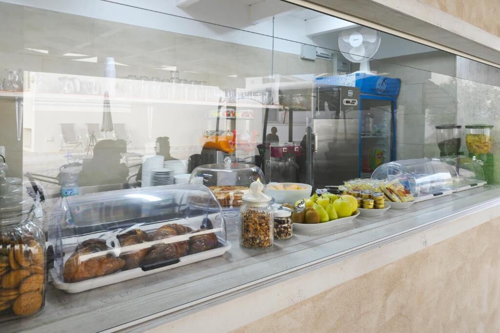 Buffet de l'esmorzar amb diversos aliments i recipients.