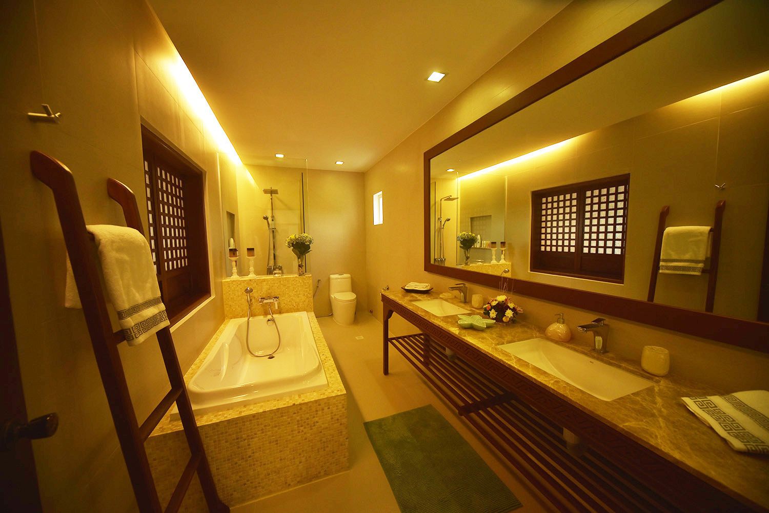 Suite superior | Baño | Regadera, amenidades de baño gratuitas, secadora de cabello, pantuflas 